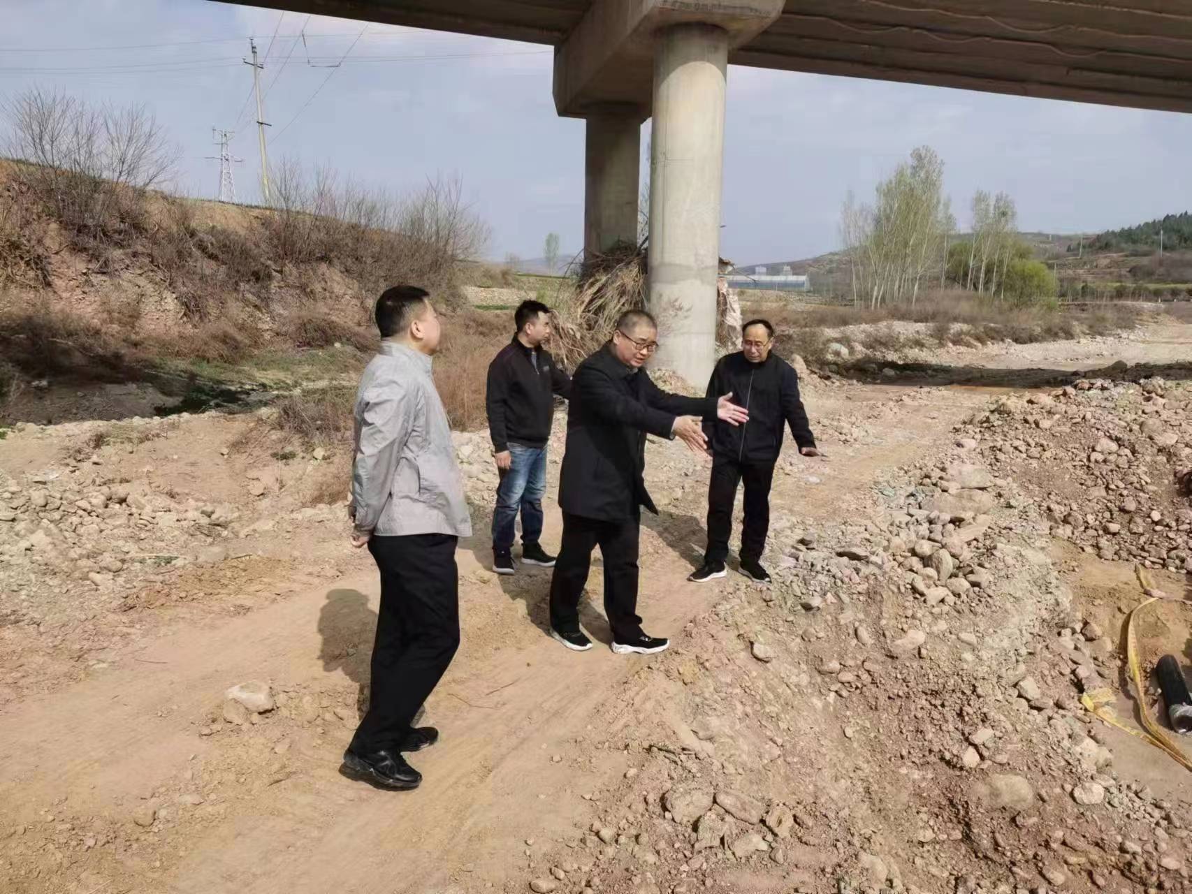 局总工程师王静带队协调土门村鳄鱼沟大桥安防情况